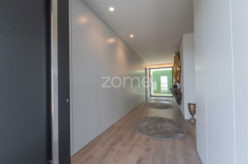 Property photo 3 of 108