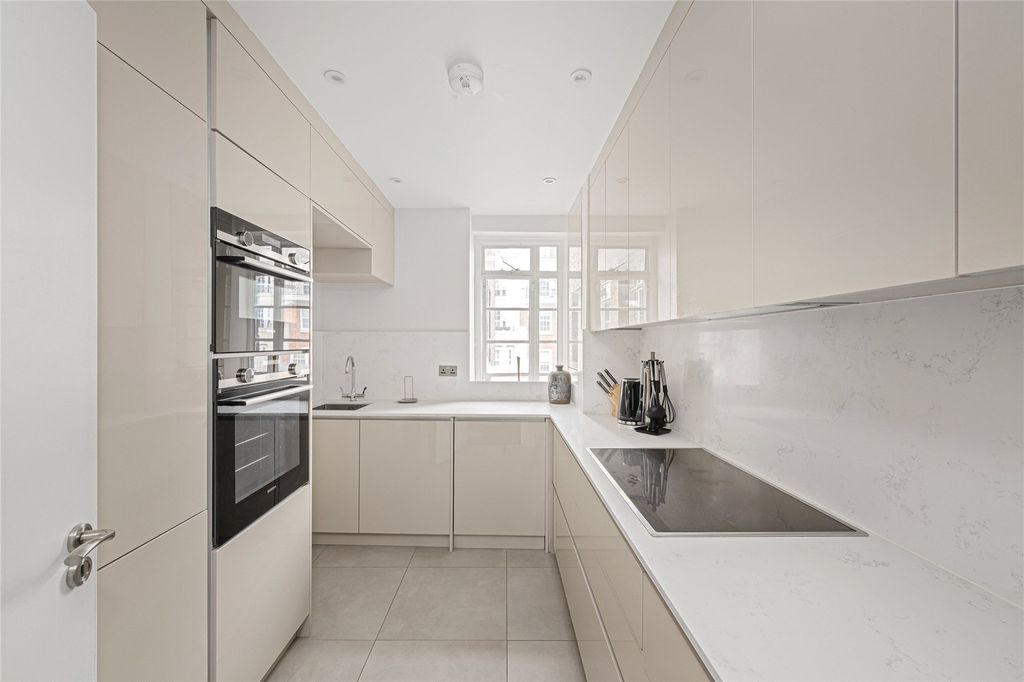 Property photo 2 of 9 Kitchen