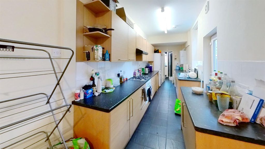 Property photo 2 of 13 105-Dawlish-Road-Kit