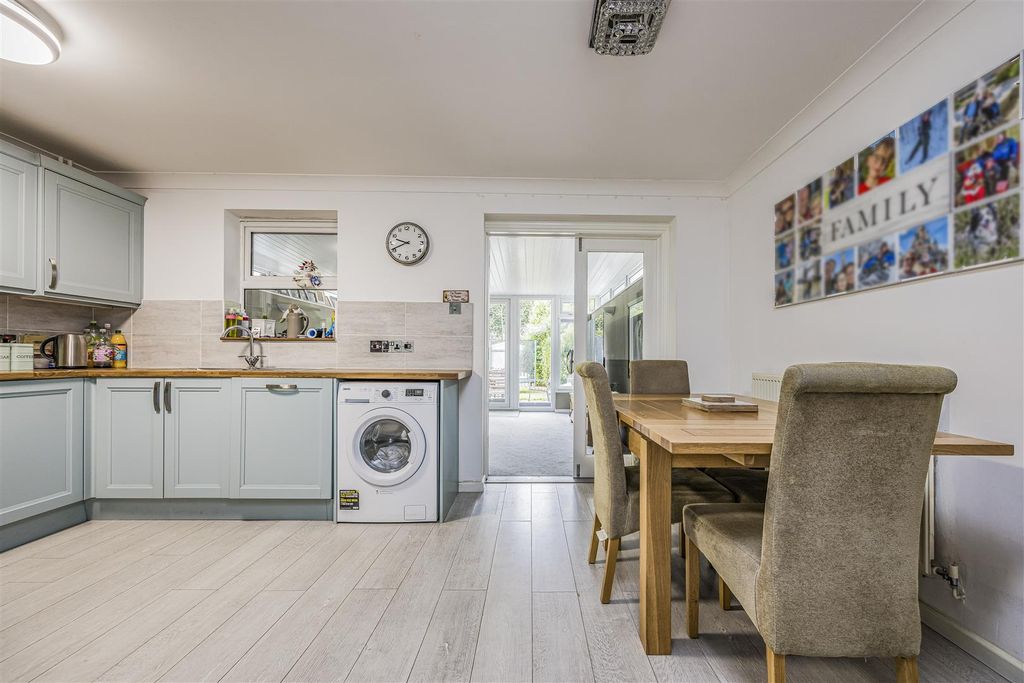 Property photo 3 of 18 29 Forsythia Close, Havant-Porticomarketing-Nexa-1