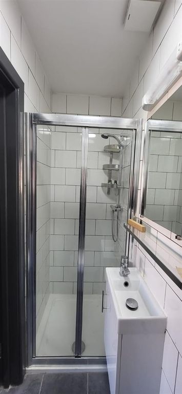 Property photo 2 of 5 Rm 1 50 Sedgwick Ensuite .Jpg