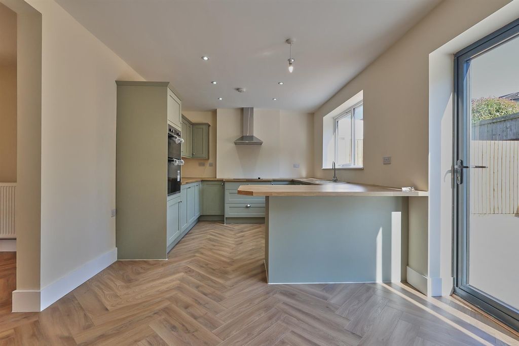 Property photo 3 of 21 Charnwood Close_10.Jpg