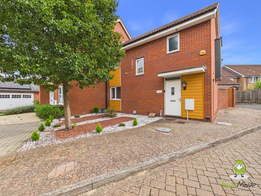 Property photo 1 of 31 Ewemove Estate Agents Basingstoke - 3 Edmund Court