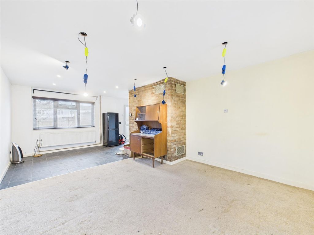 Property photo 3 of 11 Cam02435G0-Pr0118-Still008.Jpg