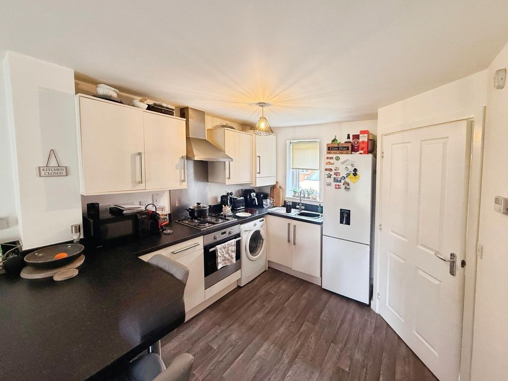 Property photo 3 of 9 Kitchen