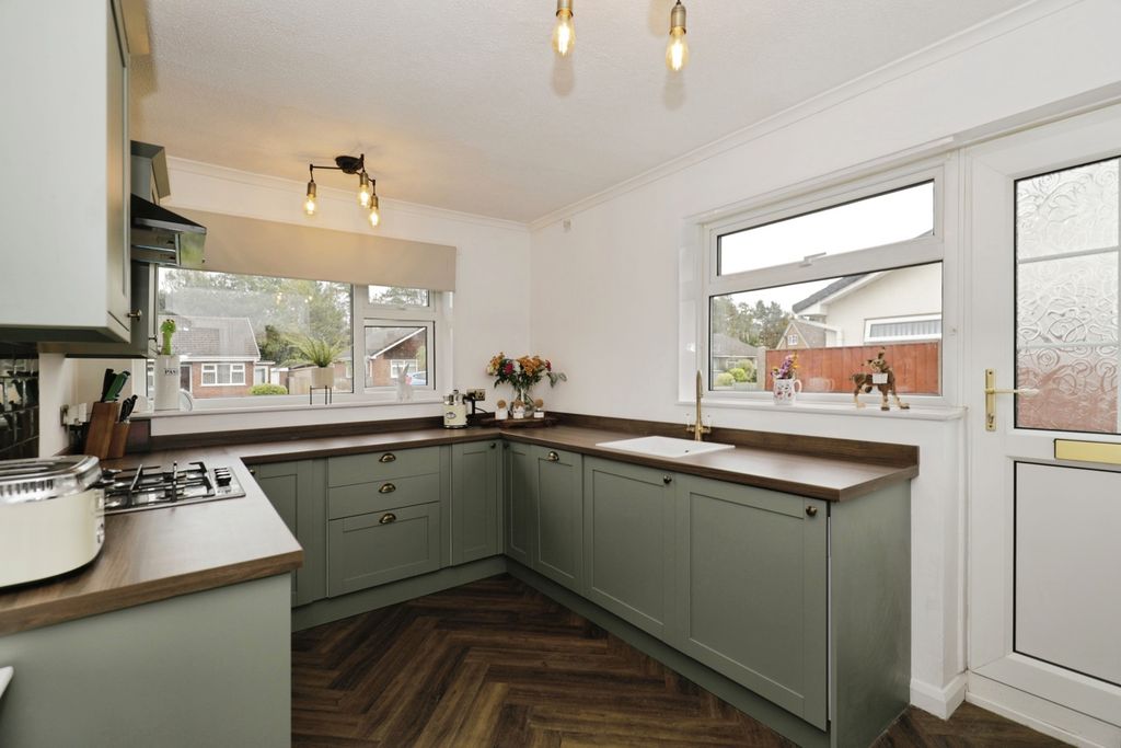 Property photo 3 of 15 Kitchen (2)