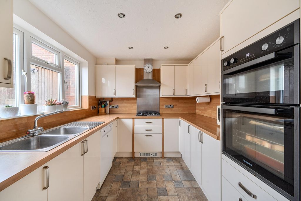 Property photo 2 of 21 Kitchen