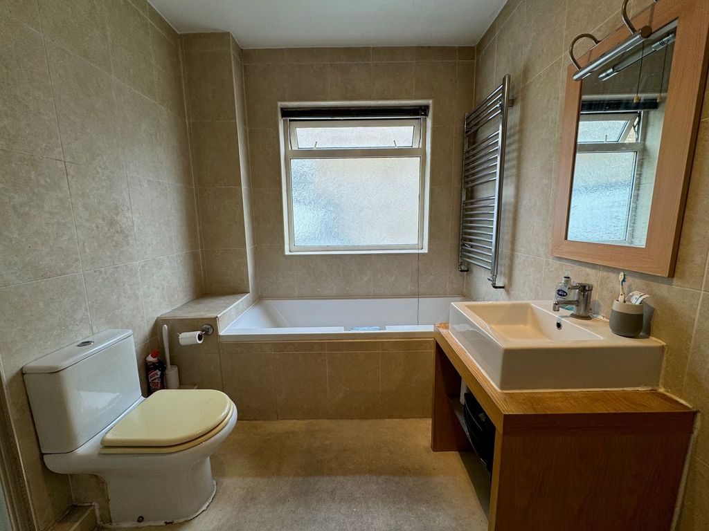 Property photo 2 of 8 Bathroom