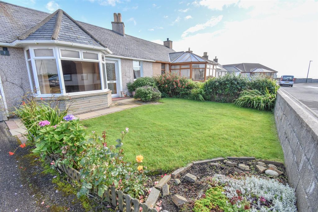 Property photo 2 of 32 Front Garden