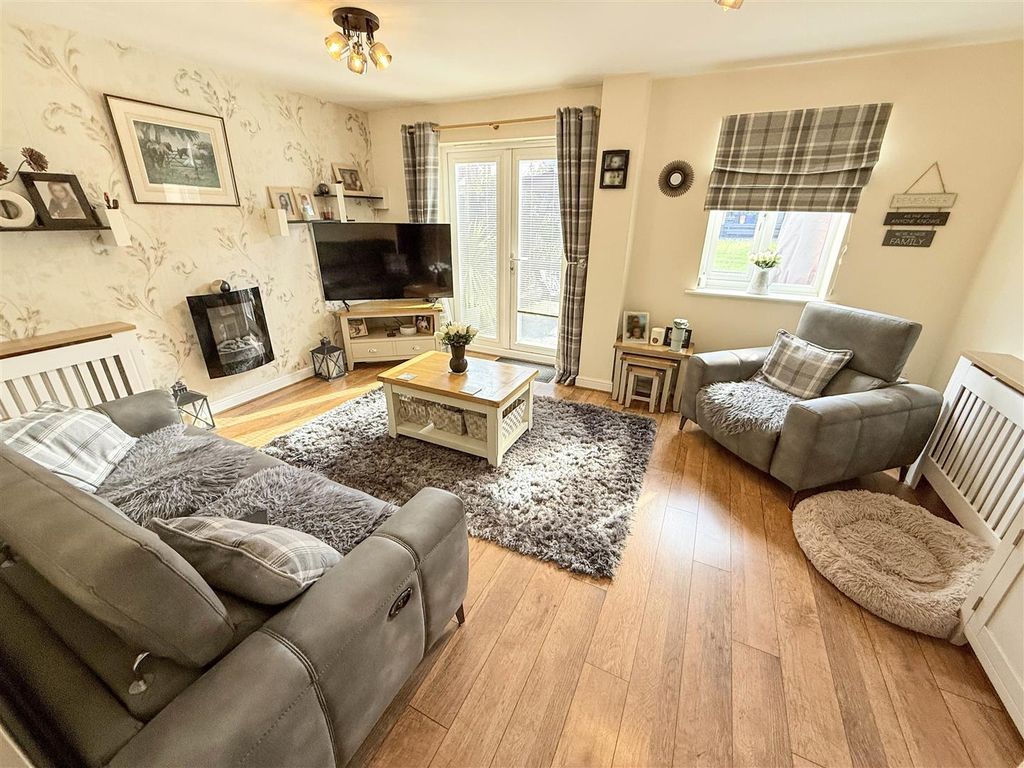 Property photo 2 of 11 Lounge