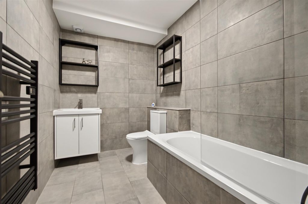 Property photo 1 of 13 Bathroom (1).Jpeg