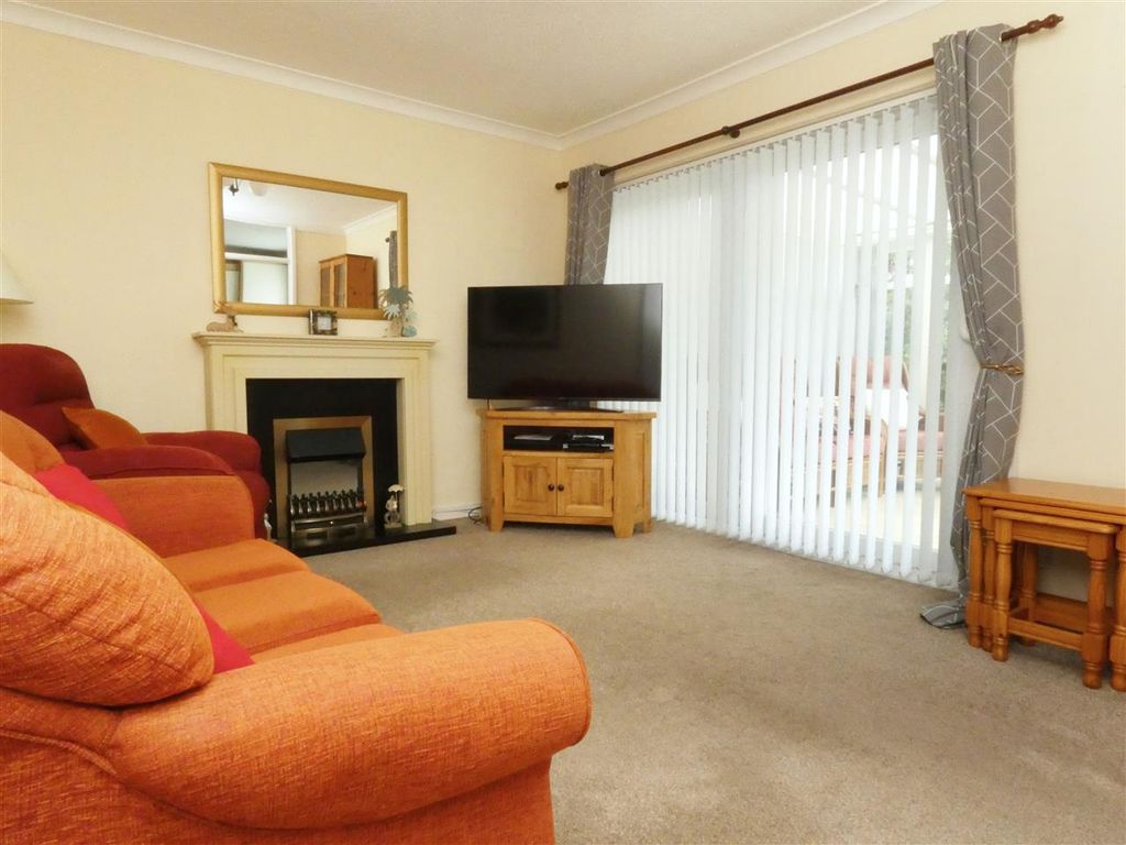 Property photo 3 of 13 Lounge