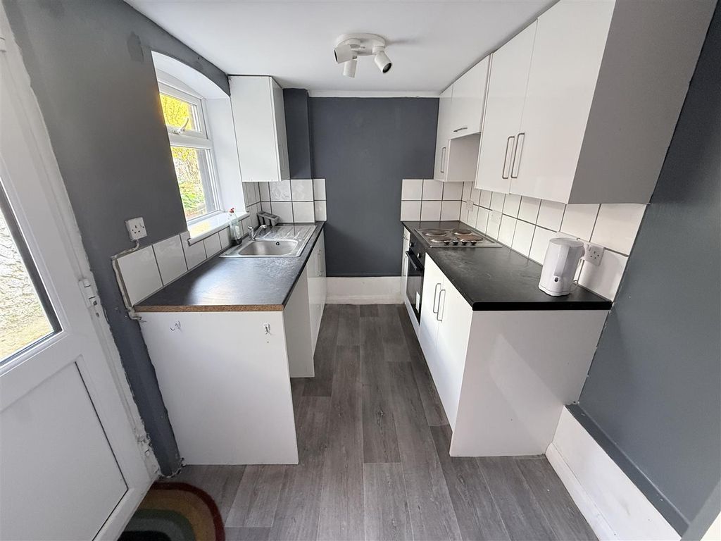 Property photo 3 of 12 Kitchen