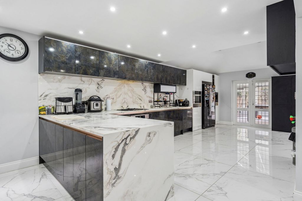 Property photo 2 of 21