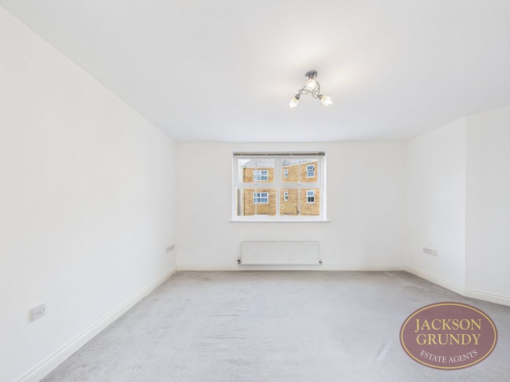 Property photo 3 of 8 Howards Way