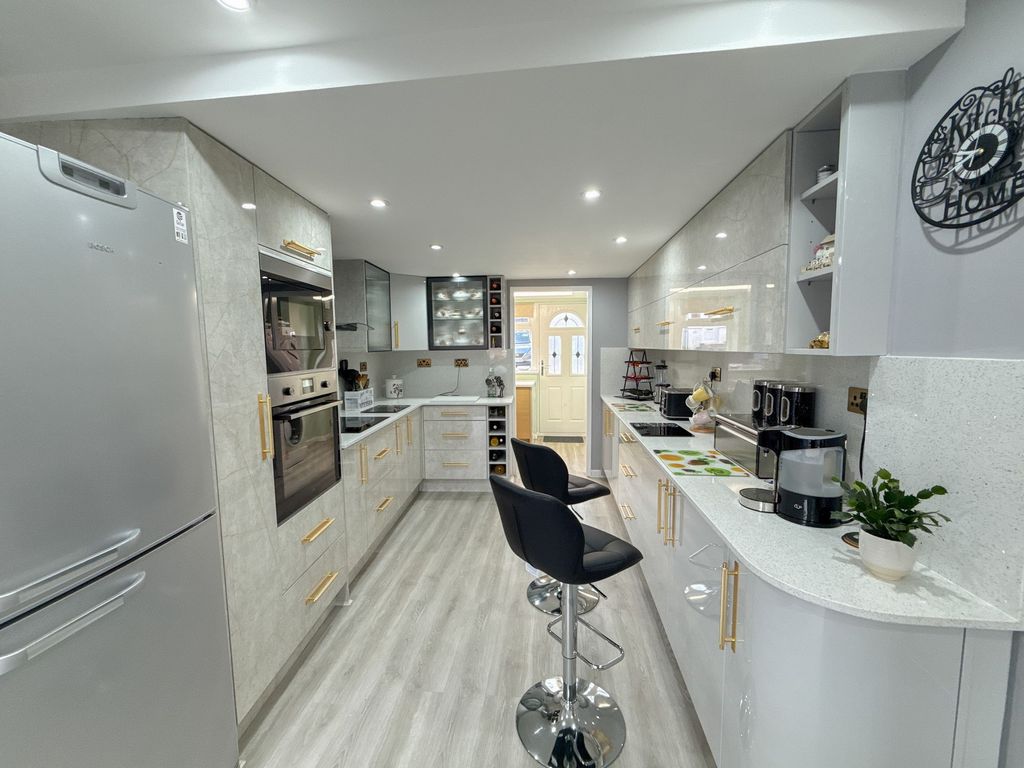 Property photo 3 of 12 Kitchen