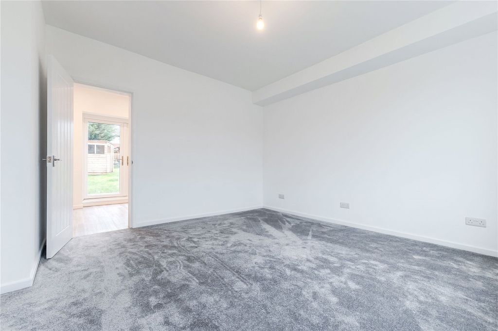 Property photo 3 of 15 Lounge