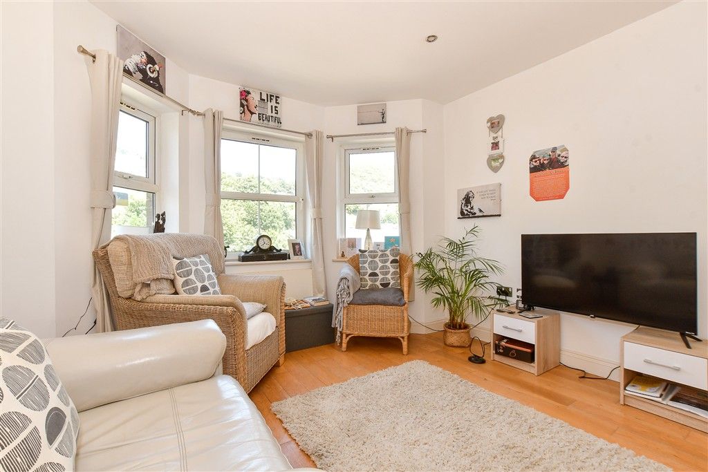 Property photo 2 of 11 Lounge