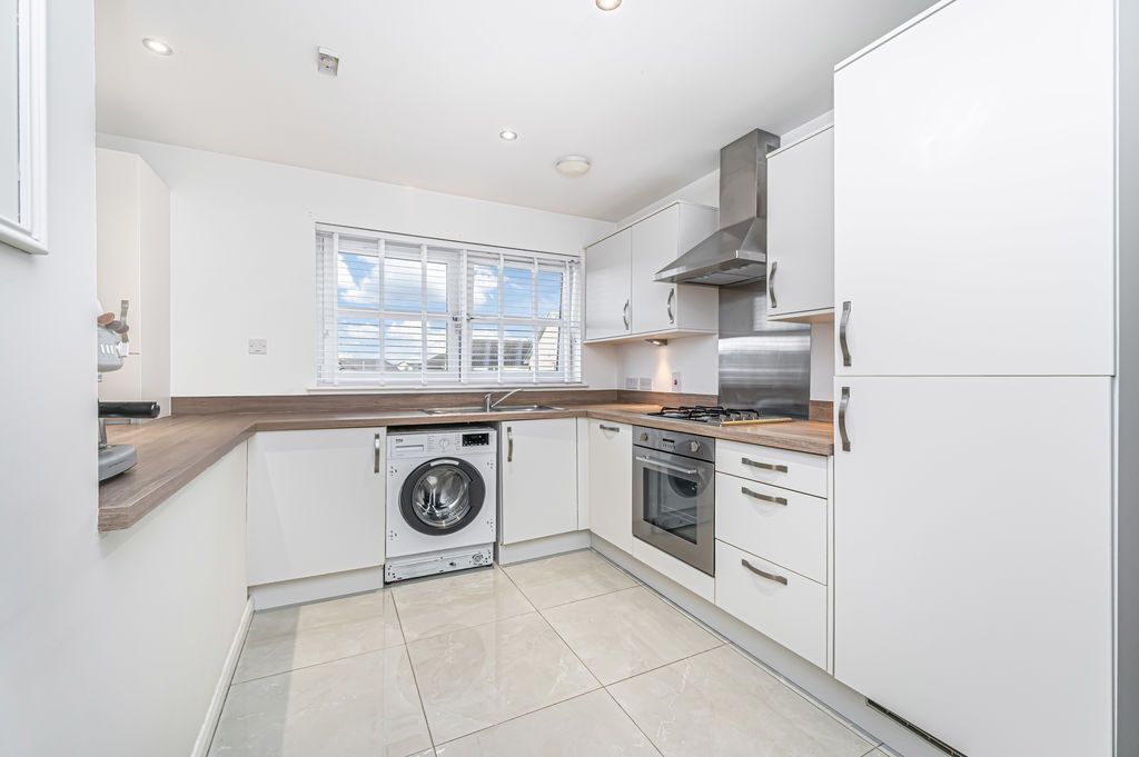 Property photo 2 of 21 Dining Kitchen