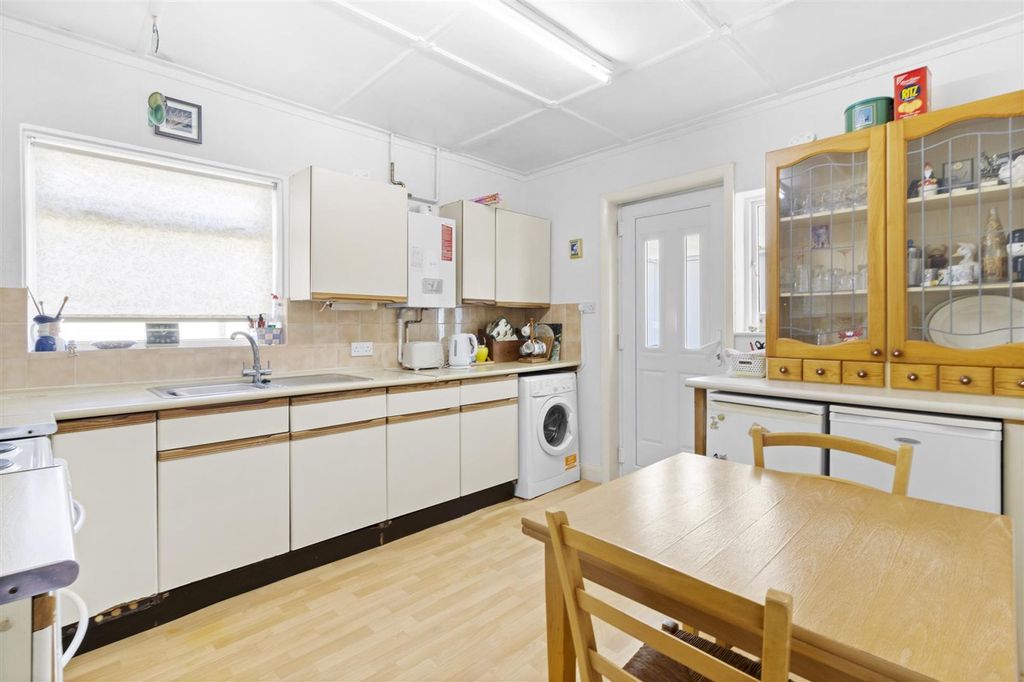 Property photo 3 of 19 Kitchen