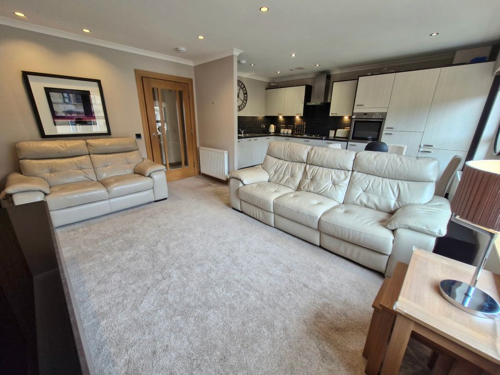 Property photo 3 of 11 Lounge