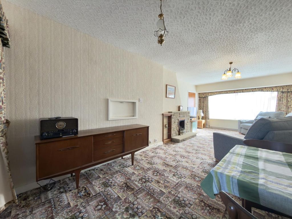 Property photo 3 of 13 Lounge