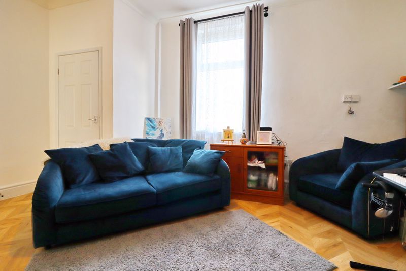 Property photo 3 of 17 Lounge