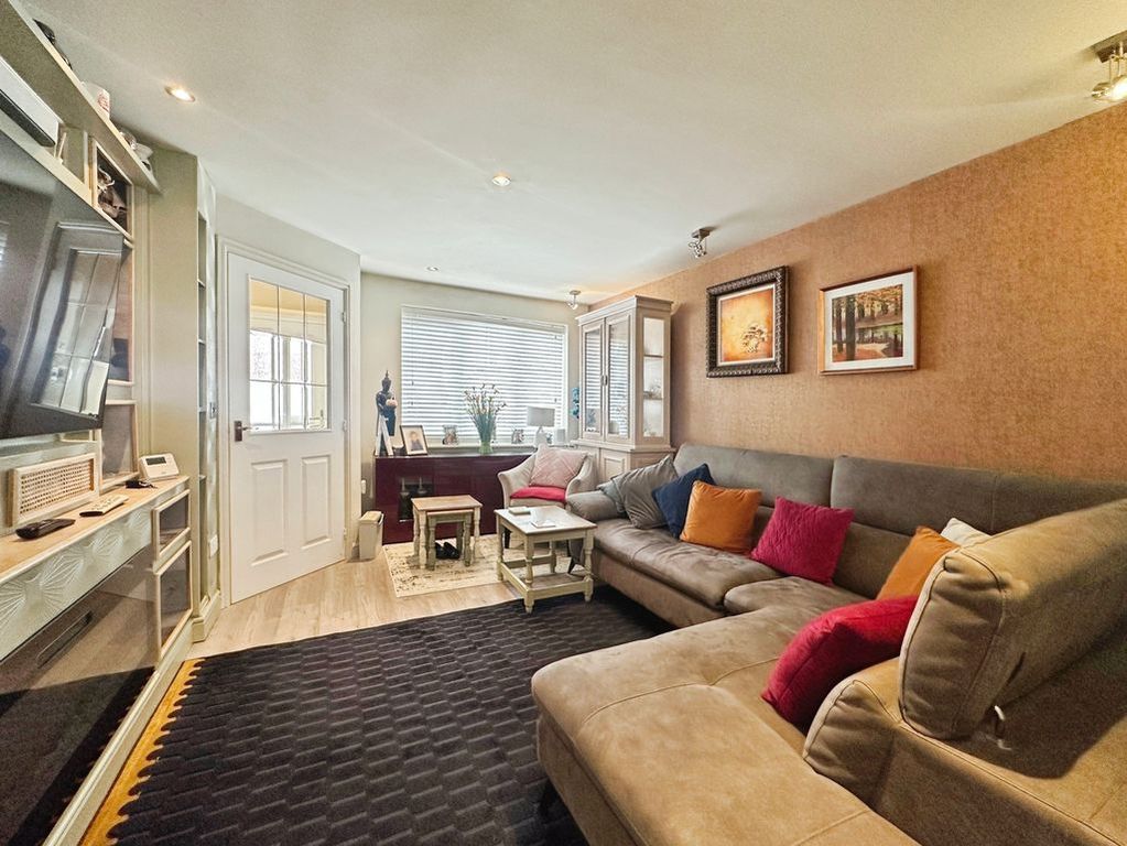 Property photo 2 of 17 Lounge