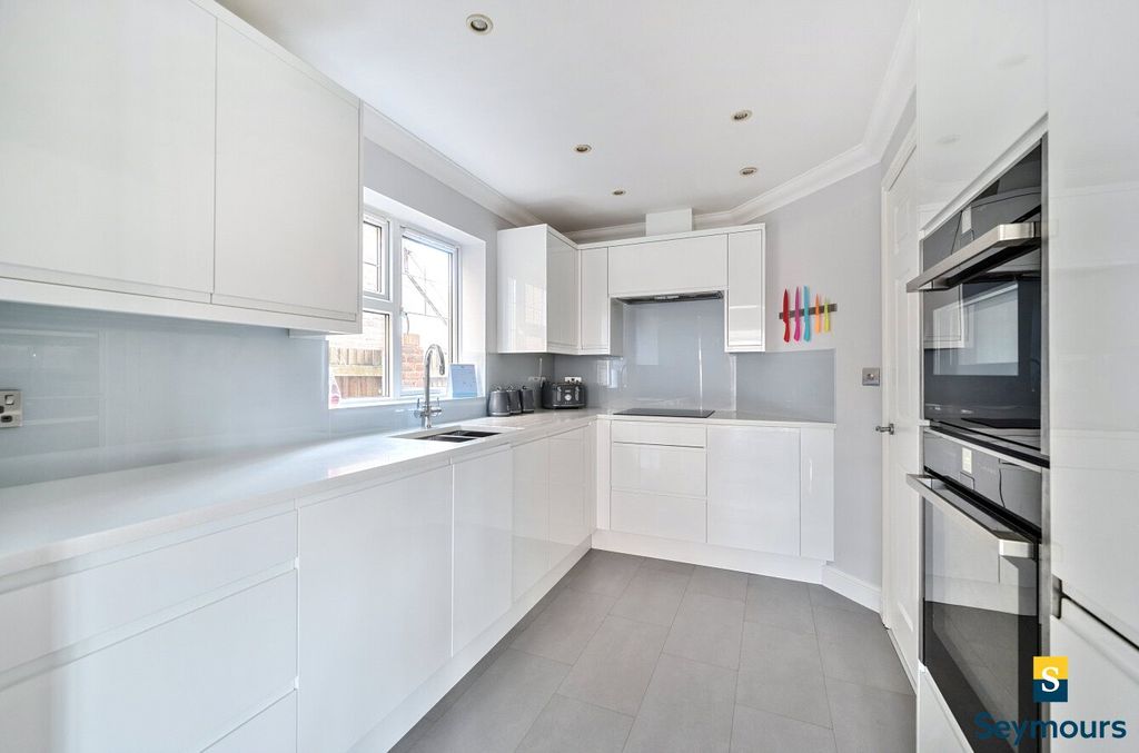 Property photo 3 of 16 Kitchen