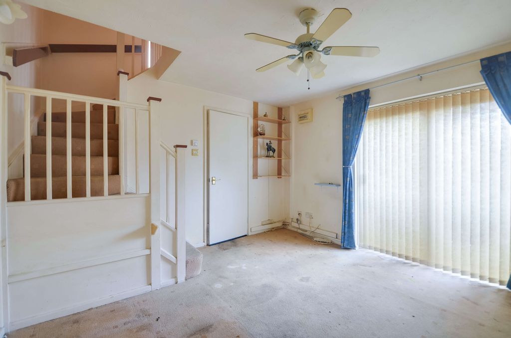 Property photo 1 of 13 Lounge (1).Jpg