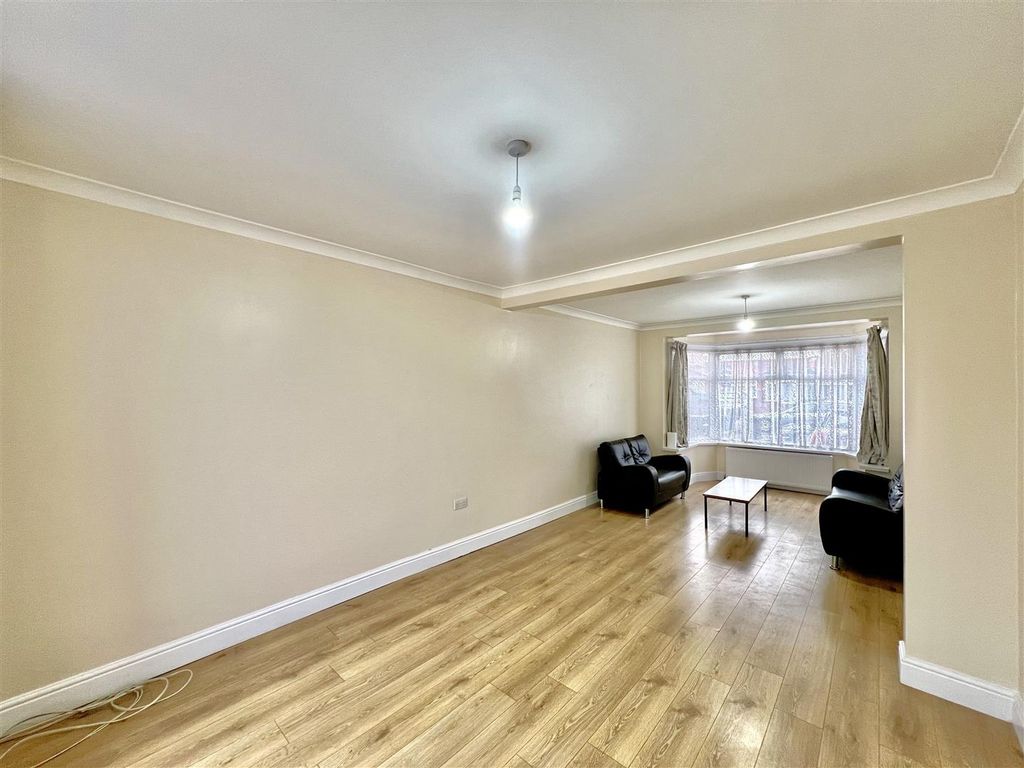 Property photo 1 of 8 Through Lounge