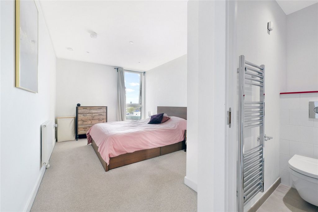 Property photo 3 of 9 Principal Bedroom