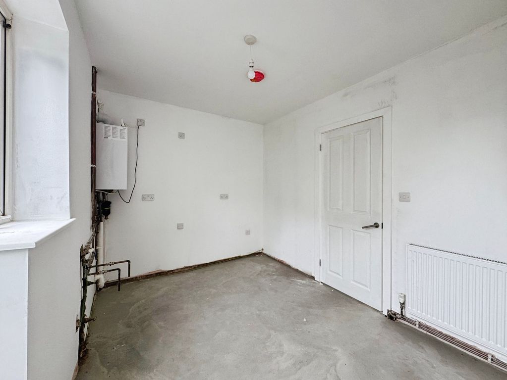 Property photo 3 of 17 Kitchen