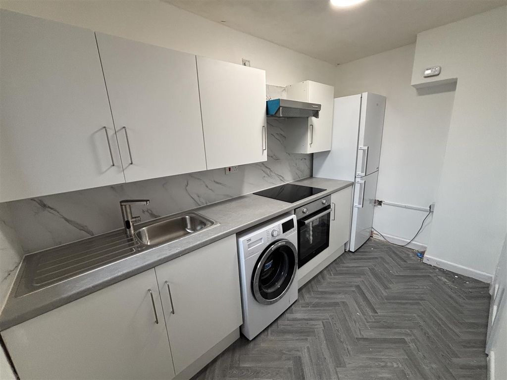Property photo 3 of 10 Kitchen