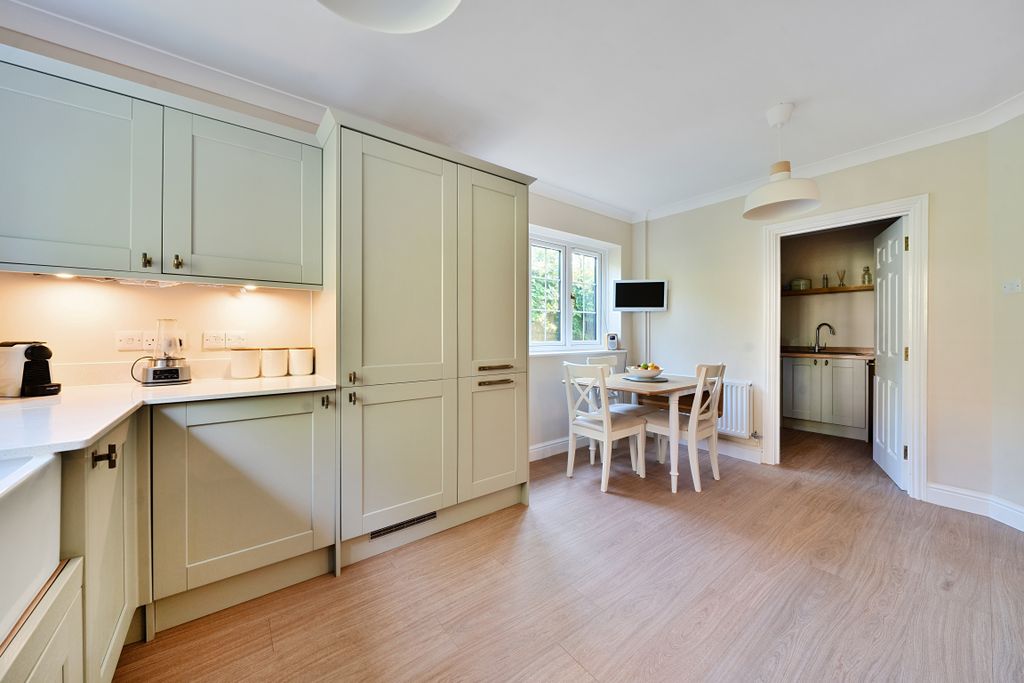 Property photo 3 of 21 Lyall4