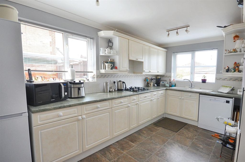 Property photo 3 of 12 Kitchen