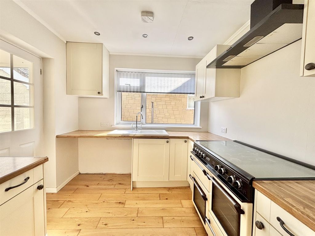 Property photo 3 of 15 Kitchen 3.Jpg