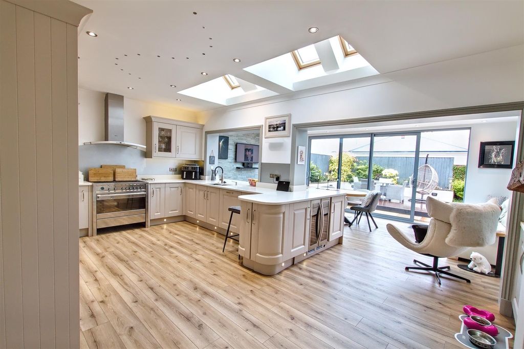 Property photo 1 of 52 Kitchen/Diner