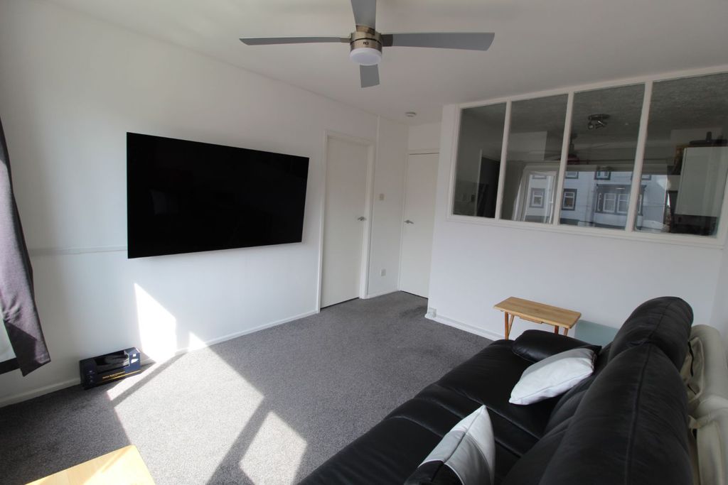 Property photo 2 of 9 Lounge