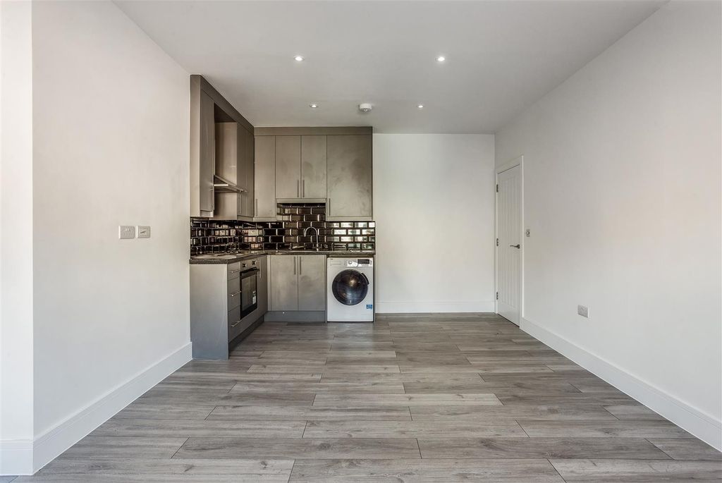 Property photo 3 of 6 64392_Flat-3-15-High-Street-Reigate (8).Jpg