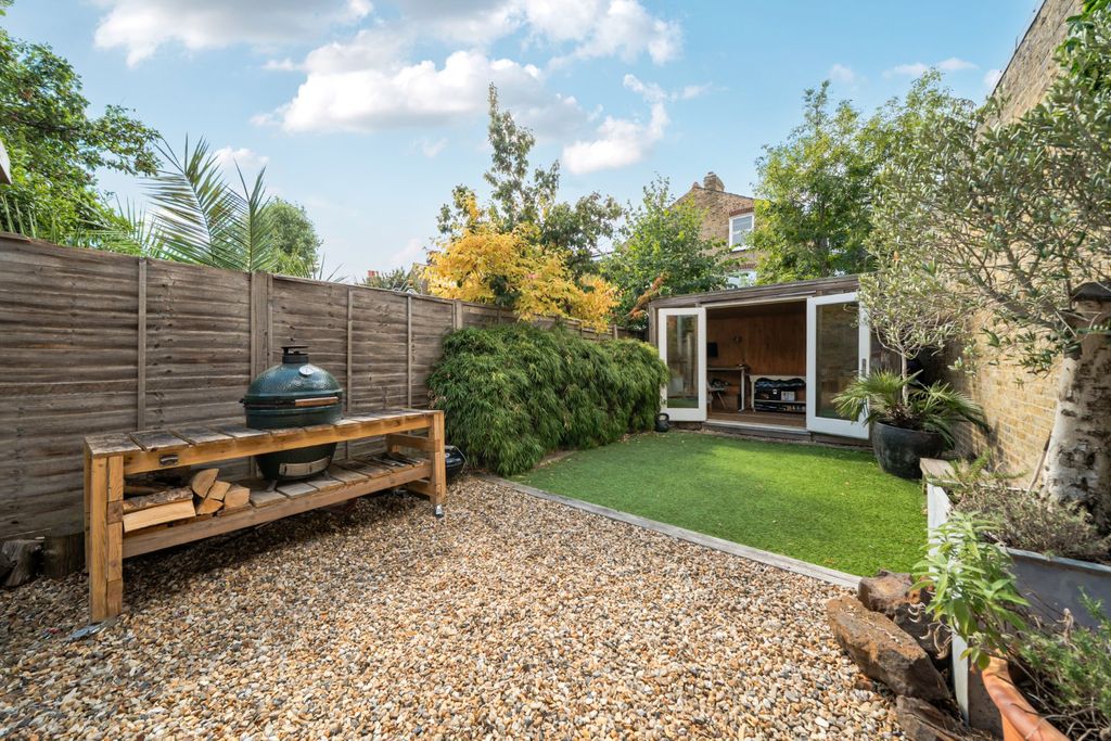 Property photo 2 of 21 Picture No. 17