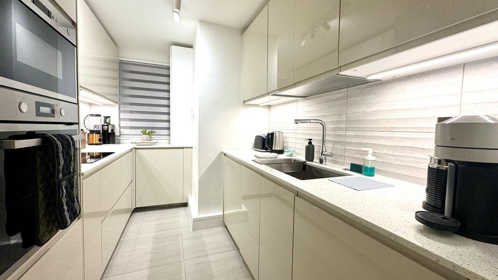 Property photo 3 of 19 Kitchen