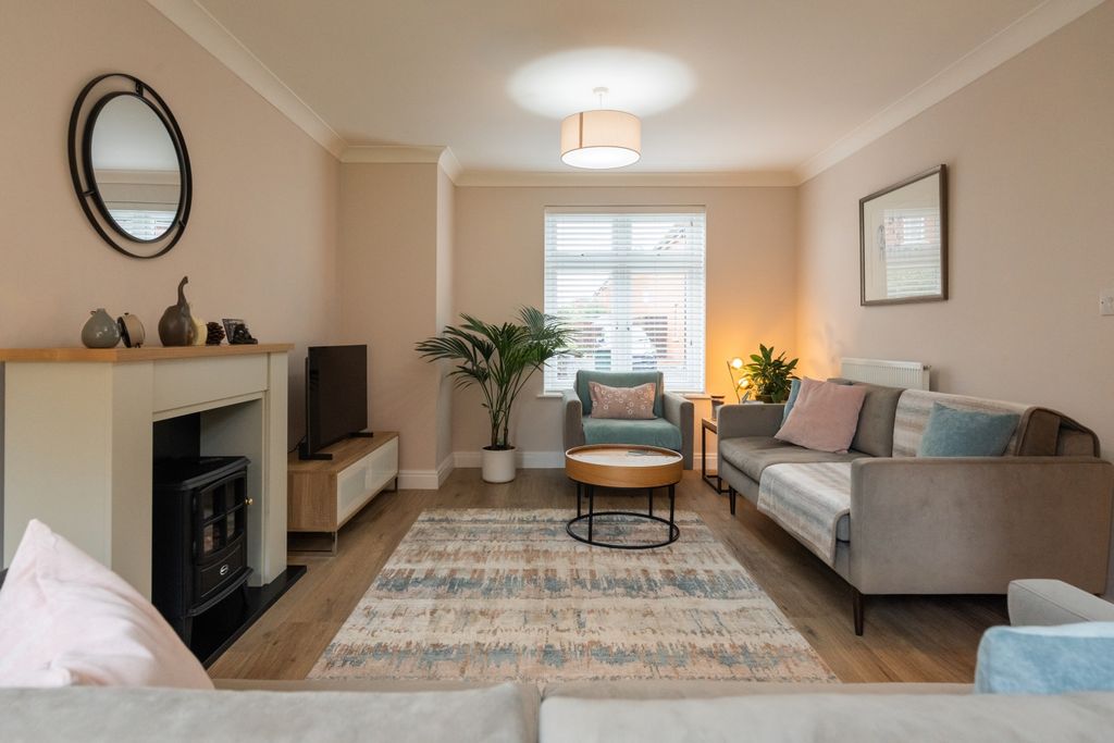 Property photo 2 of 25 Rhymney Way-12