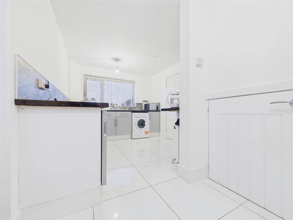 Property photo 3 of 16 Cam01407G0-Pr0075-Still010.Jpg