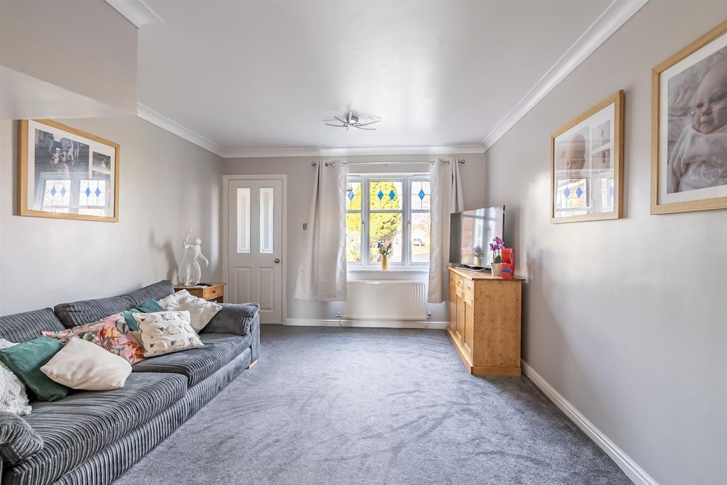 Property photo 3 of 11 Living Room