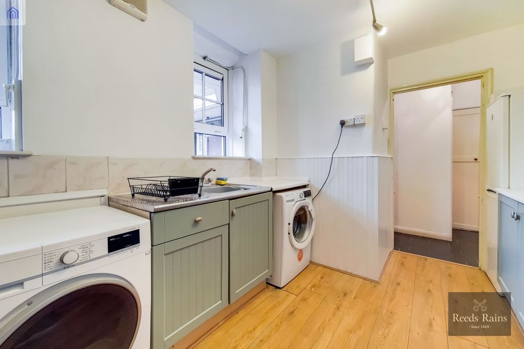 Property photo 2 of 11 Kitchen