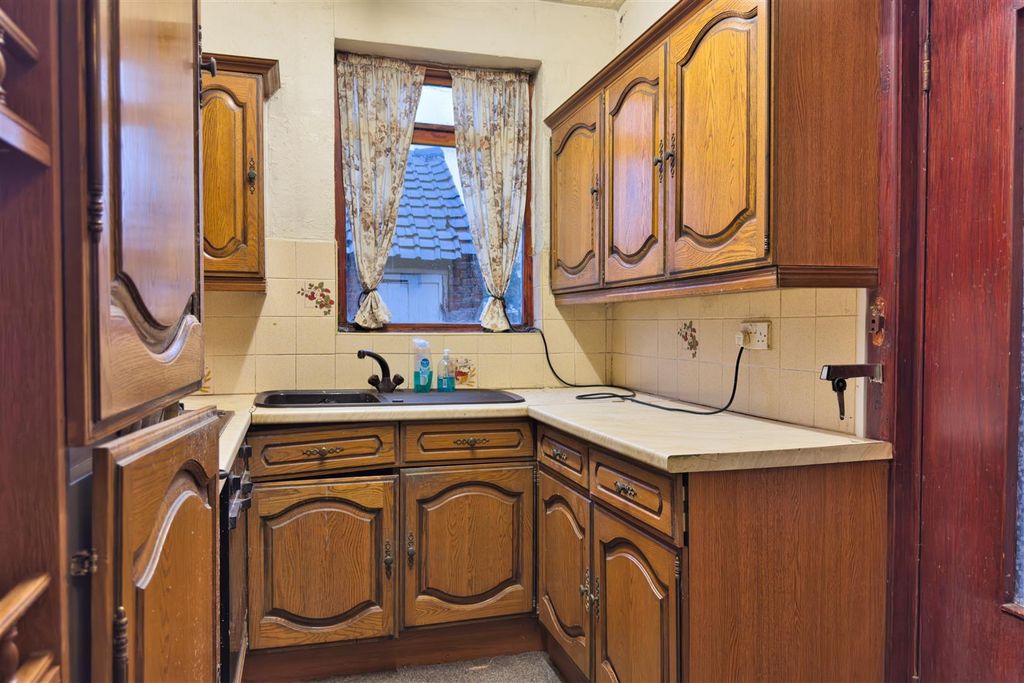 Property photo 3 of 10 Kitchen