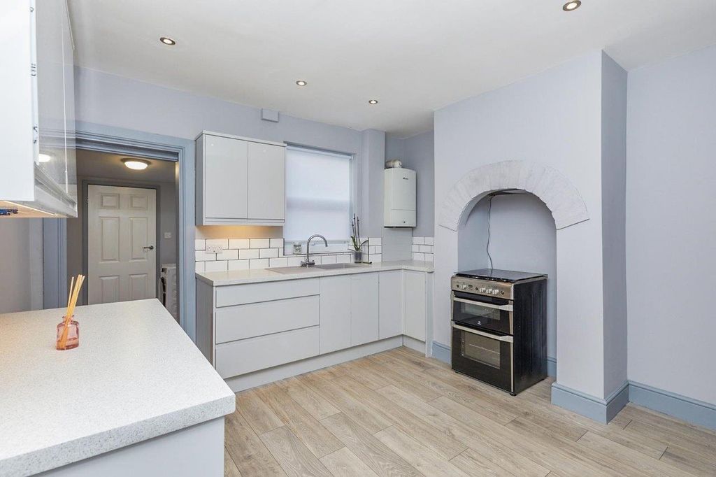 Property photo 3 of 11 Kitchen