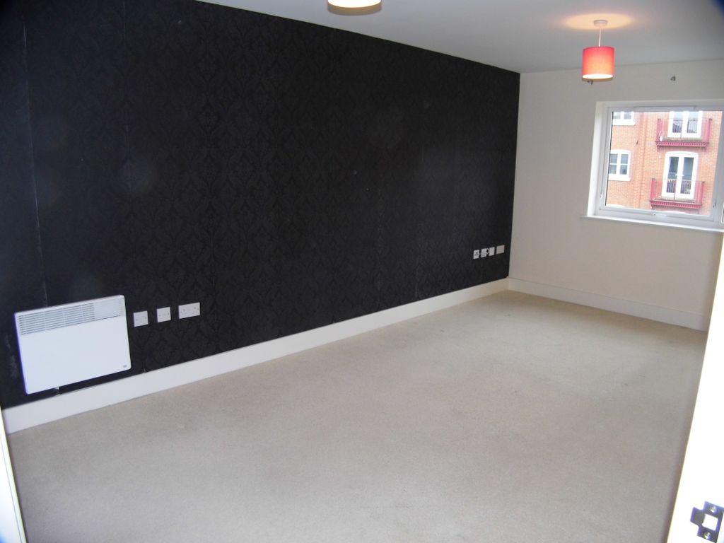 Property photo 3 of 8 Lounge