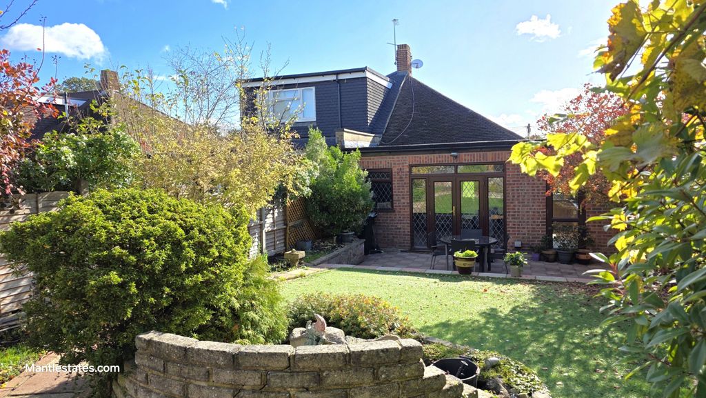 Property photo 1 of 16 2 Bed Semi-Detached Bungalow For Sale Hamilton Road, Cockfosters En4